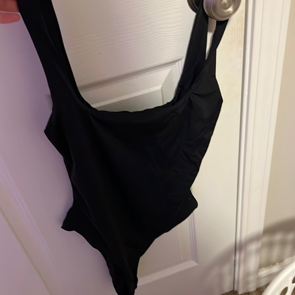 BLACK SHEIN BODY SUIT XS BUT RUNS LIKE A MEDIUM